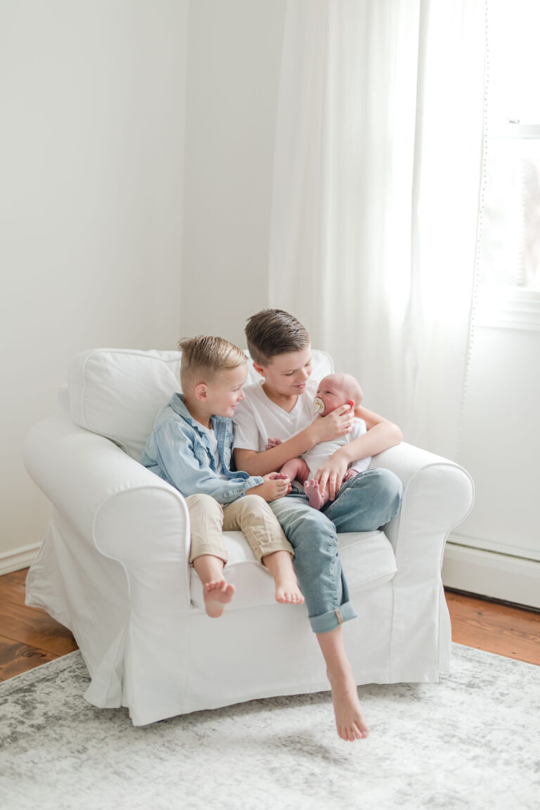 Introducing newborn baby to older siblings